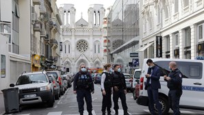 "França está a ser atacada": Macron coloca sete mil militares nas ruas após ataque a catedral de Nice