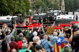 Cerca de 800 pessoas manifestam-se contra a presença do rei em Barcelona