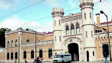 Revolta de reclusos com roubos e fogo na cadeia de Lisboa