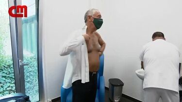Marcelo Rebelo de Sousa leva vacina sem camisa e vira meme nas redes sociais