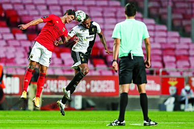 Darwin e César num lance  aéreo, sob o olhar do árbitro Tiago Martins