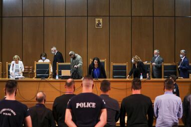 Membros do partido Aurora Dourada em tribunal