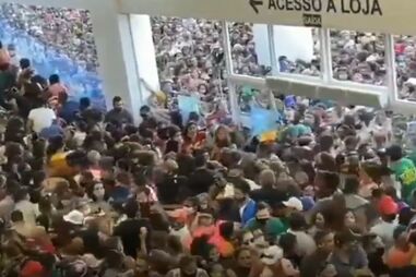 Abertura de loja junta milhares de pessoas no Brasil em plena pandemia da Covid-19