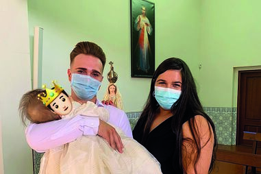 'Bebé sem rosto' com os pais, na sua festa de aniversário