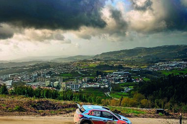 Pista de rali no monte de Santa Quitéria, com a cidade de Felgueiras ao fundo 