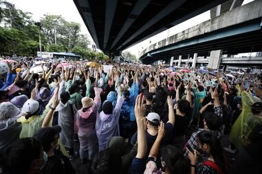 Protestos de movimento que exige a sua demissão e uma reforma da poderosa monarquia.