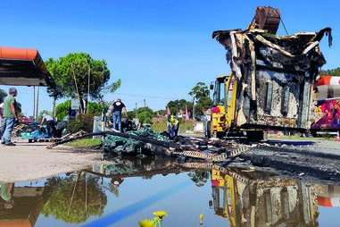 Camião completamente consumido pelas chamas quando se dirigia para Olhão carregado de material de pesca 