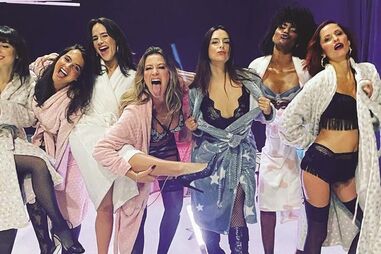 Luana Piovani (ao centro) com o restante elenco da minissérie ‘O Clube’