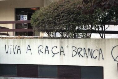 Parede da Universidade Católica de Lisboa com frases racistas