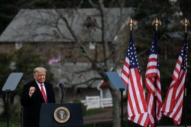 Trump promete "vacinas fantásticas" e ataca Biden 