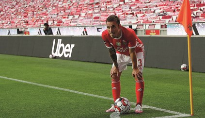 Benfica e outros três clubes portugueses têm jogadores diagnosticados com  Covid-19, futebol português