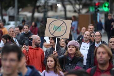 Centenas manifestam-se em Lisboa, sem distanciamento físico, contra o uso  obrigatório de máscara - Sociedade - Correio da Manhã