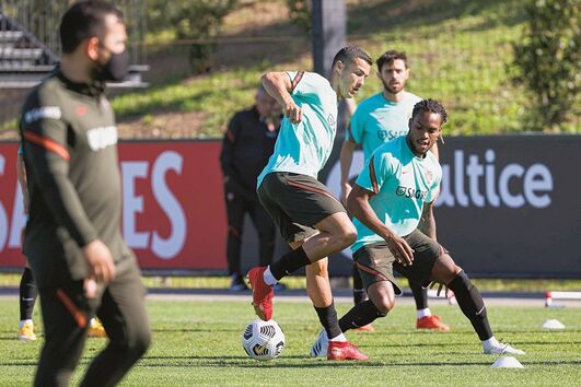 Cristiano Ronaldo e Renato Sanches no treino deste sábado