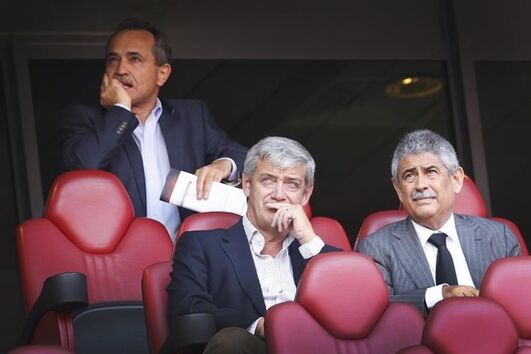 No início do ano, o orfeão do Sport Lisboa e Benfica (SLB) cumpre a tradição de cantar as "Janeiras" ao presidente do clube. Há uns anos, porém, o departamento de relações públicas quis elevar um pouco a fasquia e convidar diretores e outros membros dos órgãos sociais para, além de Luís Filipe Vieira, desfrutarem do canto e fazer uma pequena passeata pelas instalações do clube.