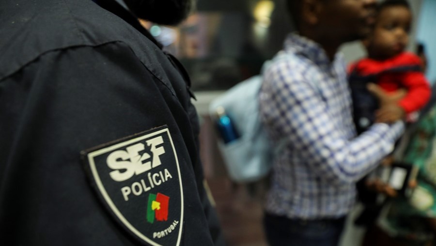 SEF apanha dois estrangeiros no aeroporto do Porto a tentar viajar com passaporte falso