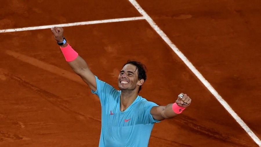 Nadal bate Djokovic e faz história ao igualar recorde de Grand Slams de Federer em Roland Garros