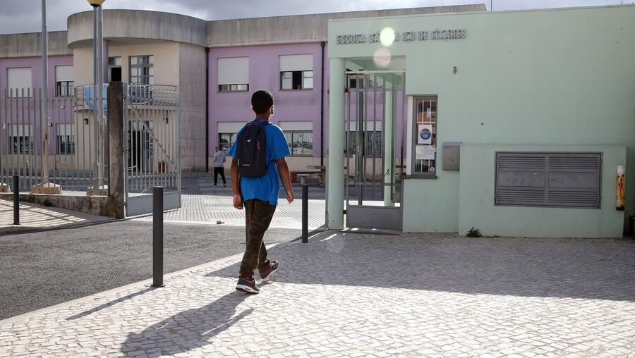 Quatro alunos suspensos regressaram às aulas na Escola Básica Escultor Francisco dos Santos