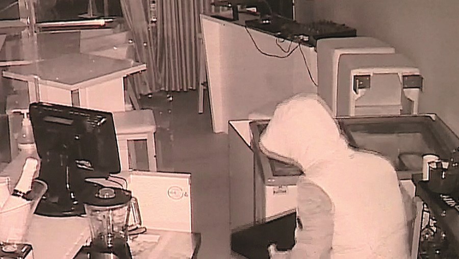 Suspeito furtou caixa registadora do café Copo n’Areia, com cerca de 100 €