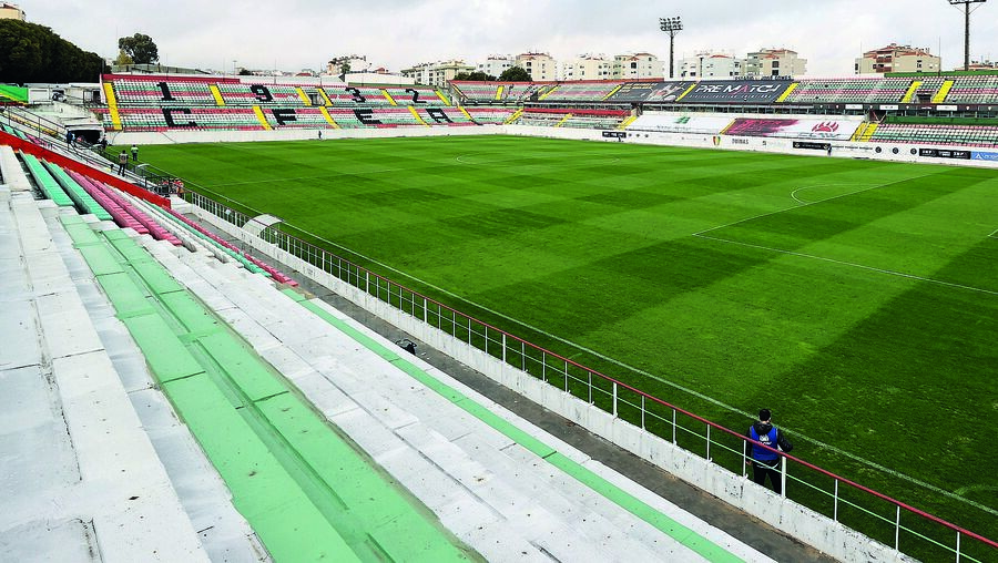 Estádio José Gomes, na Reboleira, está para venda em leilão por um valor mínimo de seis milhões de euros 