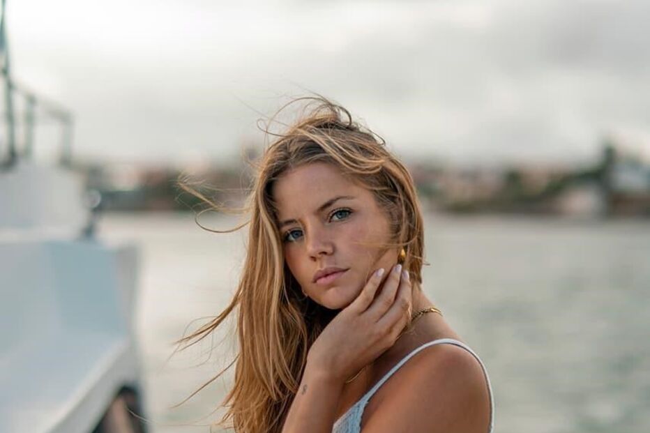 Inês mostra corpo tonificado em biquíni