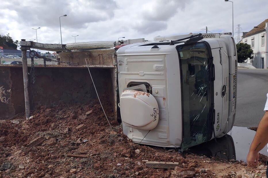 Camião despista-se e capota em rotunda de acesso à A2 em Palmela