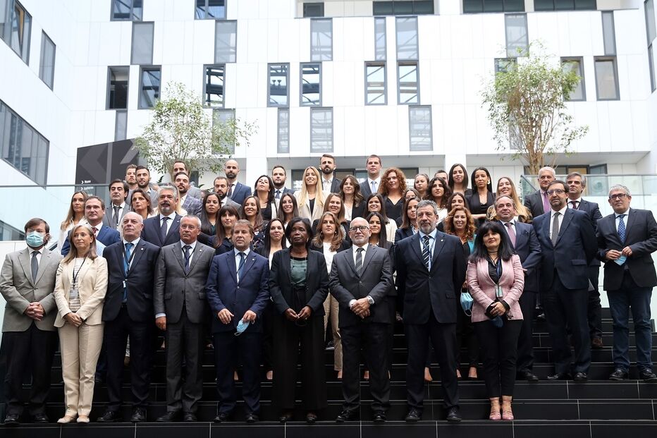 Máscaras saíram por segundos para a fotografia de grupo dos novos inspetores com os diretores da PJ e a ministra