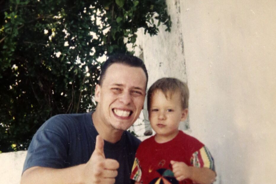 André Filipe bebé ao lado do pai.JPG