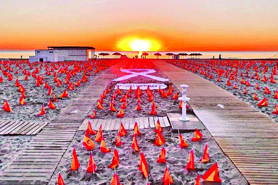 Colocadas bandeiras em praia de Valência como homenagem às vítimas da Covid-19
