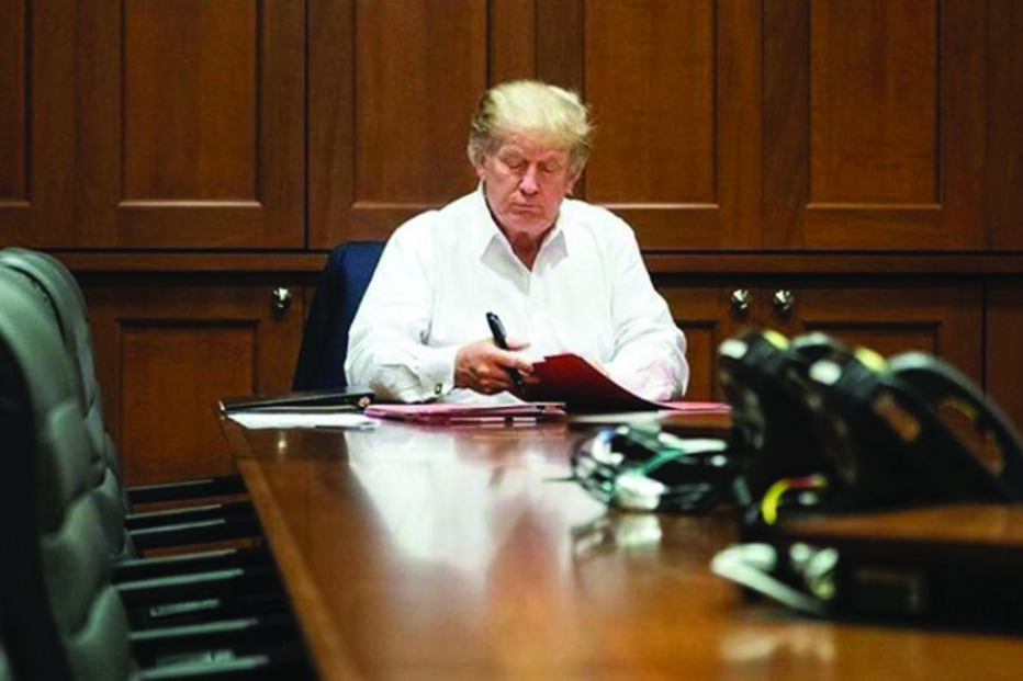 Donald Trump tem passado boa parte do tempo a trabalhar na suíte presidencial do hospital onde se encontra internado, como mostra esta imagem