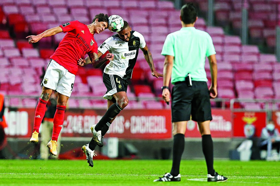 Darwin e César num lance  aéreo, sob o olhar do árbitro Tiago Martins