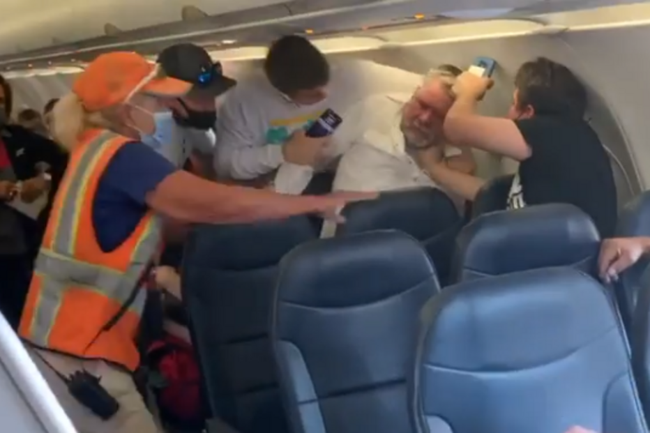 Cena de pancadaria em avião por passageiro recusar utilizar máscara