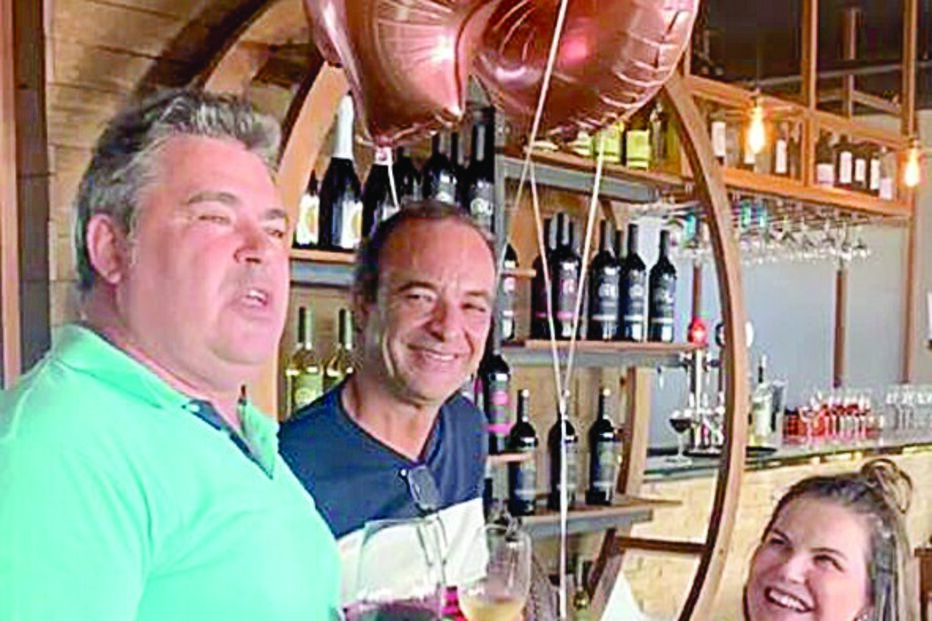 Toy surpreende Katia Aveiro em festa de aniversário