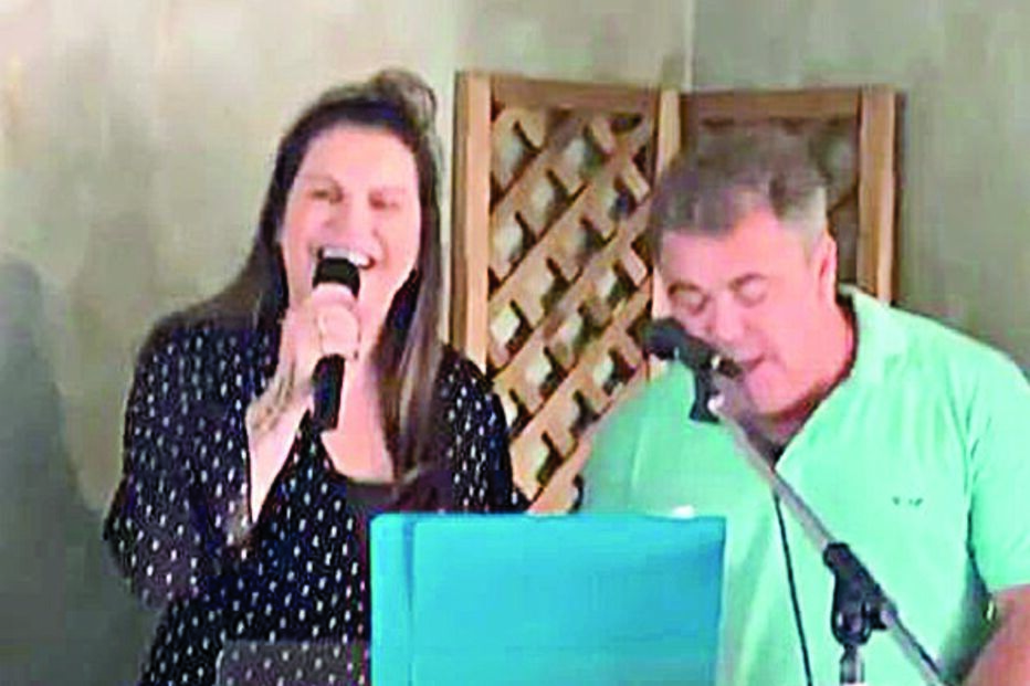 Toy surpreende Katia Aveiro em festa de aniversário