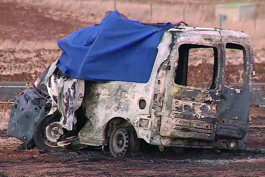 Viatura comercial na qual seguiam os dois irmãos, de 49 e 51 anos, incendiou-se logo após a colisão frontal