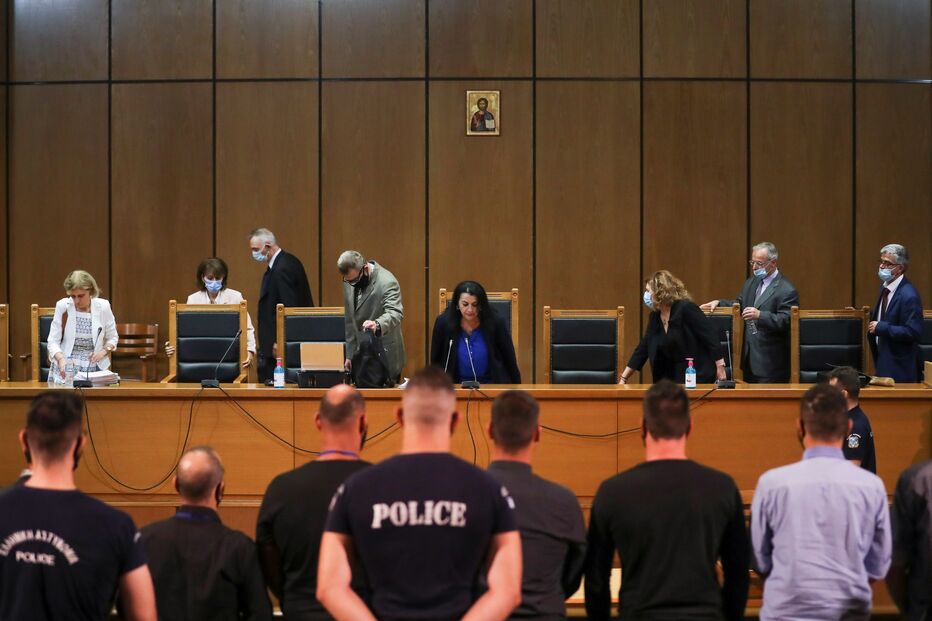 Membros do partido Aurora Dourada em tribunal