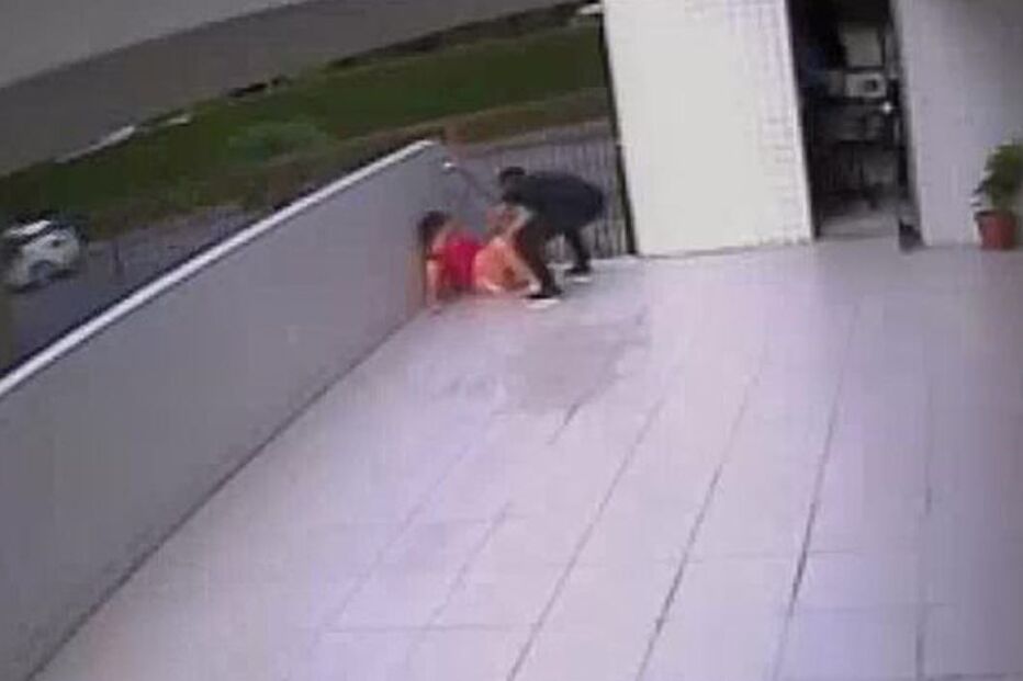 Câmaras de vigilância captam momento em que jogador de futebol ajuda mulher a dar à luz no pátio do prédio