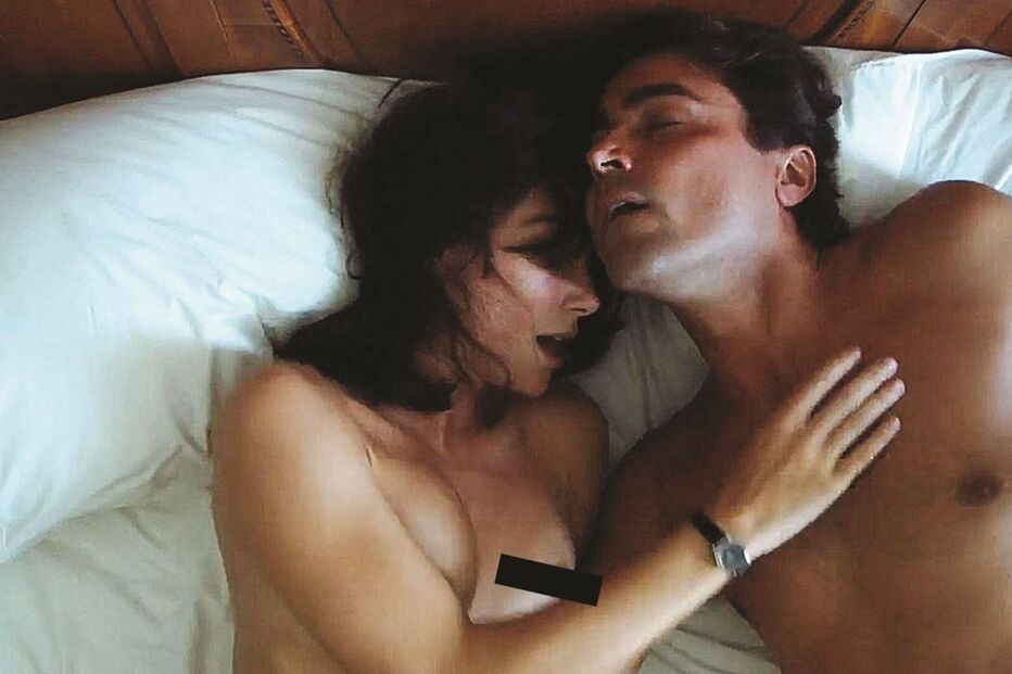 Carolina Carvalho grava cenas escaldantes na televisão