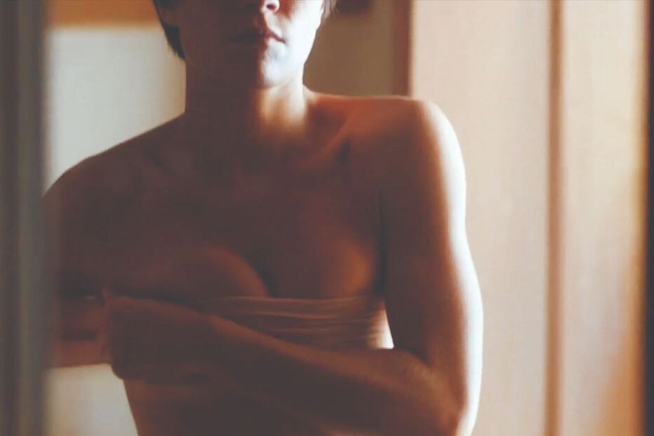 Carolina Carvalho grava cenas escaldantes na televisão