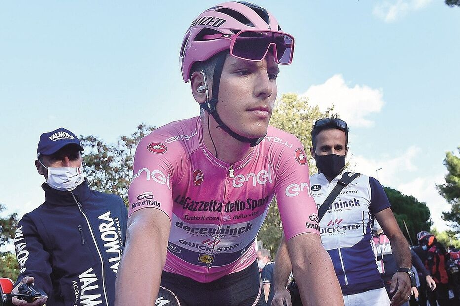 João Almeida teve de parar e foi abalroado.