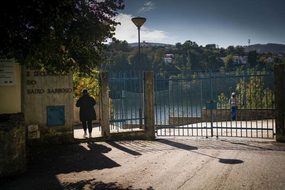 Receio de contágio por Covid-19 afasta alunos da escola e clientes do comércio da freguesia de Salto em Montalegre