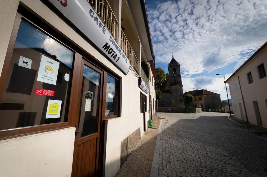 Receio de contágio por Covid-19 afasta alunos da escola e clientes do comércio da freguesia de Salto em Montalegre