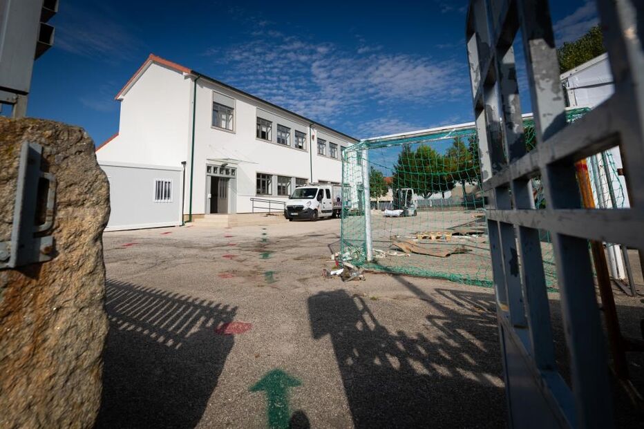 Receio de contágio por Covid-19 afasta alunos da escola e clientes do comércio da freguesia de Salto em Montalegre