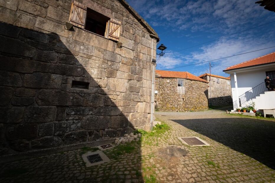 Receio de contágio por Covid-19 afasta alunos da escola e clientes do comércio da freguesia de Salto em Montalegre