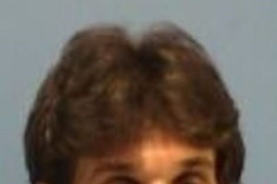 Padre apanhado a fazer sexo com duas atrizes porno em altar de igreja