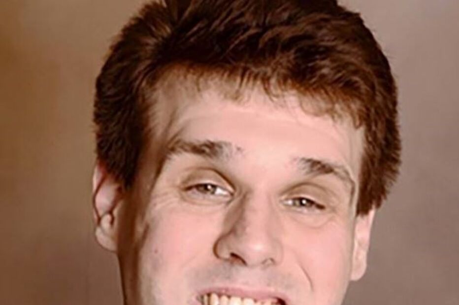 Padre apanhado a fazer sexo com duas atrizes porno em altar de igreja