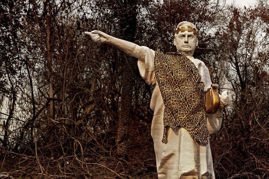 Greenpeace ergue no Pantanal estátua de Bolsonaro a imitar imperador Nero