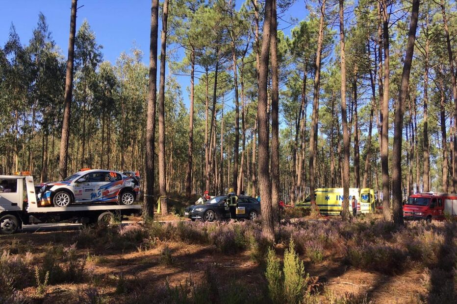 A co-piloto Laura Salvo, de 21 anos, morreu num acidente durante as provas oficiais do Rali Vidreiro 2020, na Marinha Grande. A navegadora competia num carro Peugeot junto do piloto Miquel Socias.