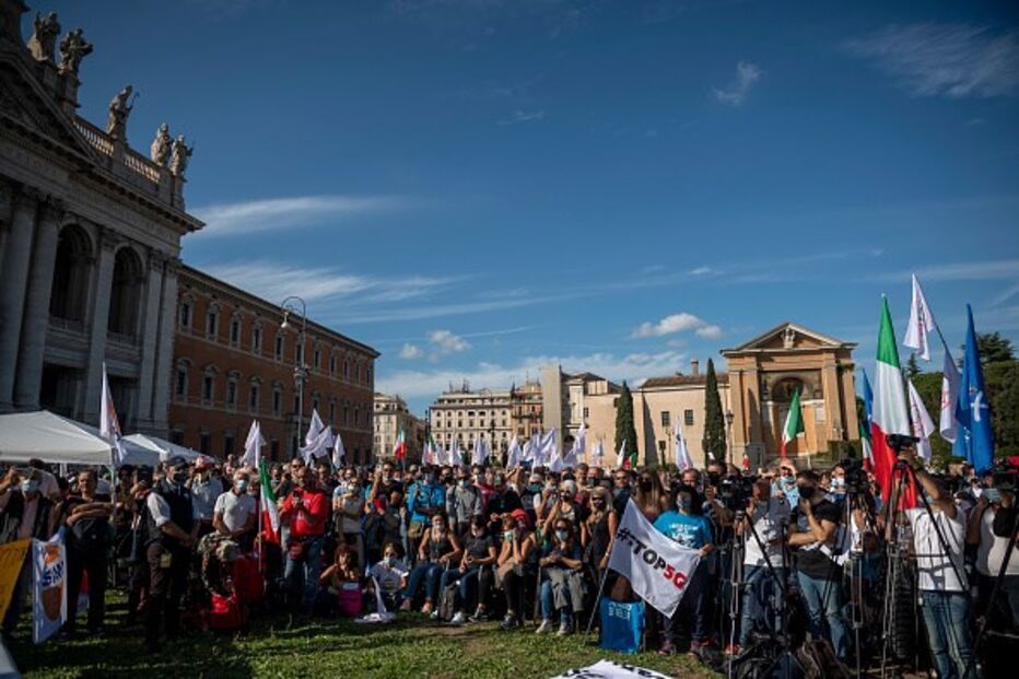 Manifestações contra uso de máscara em Itália