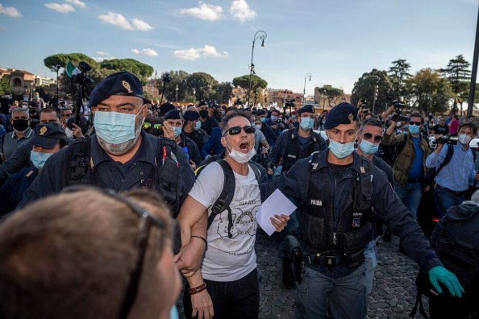 Manifestações contra uso de máscara em Itália