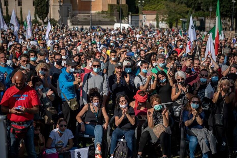 Manifestações contra uso de máscara em Itália